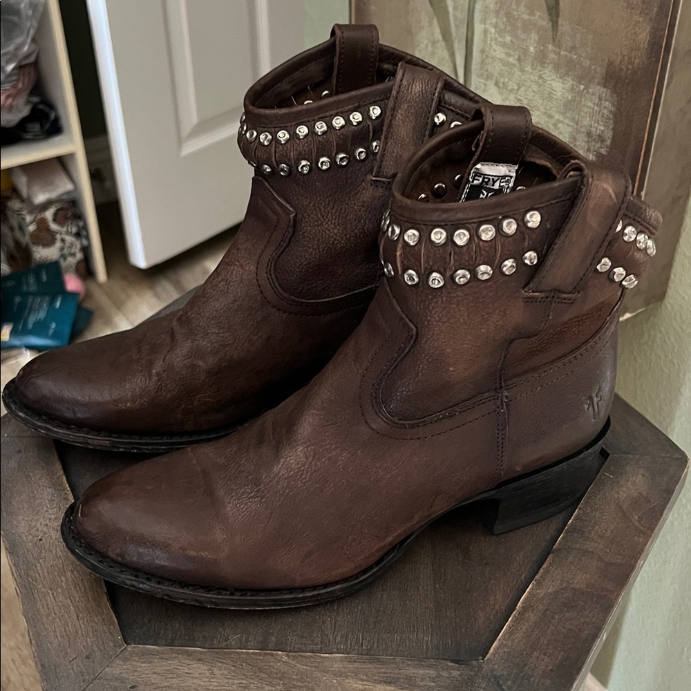 🛑 1 hour sale. Frye, size 7.5, Dark Brown, Diana Studded, Leather Ankle Boots